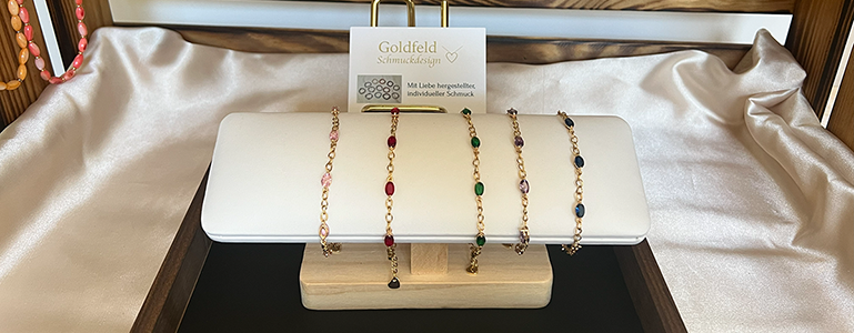 Goldfeld Schmuckdesign Armbänder und Visitenkarte im Fachl