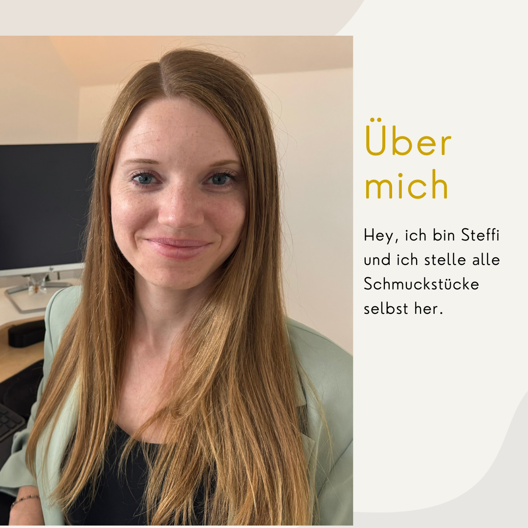 Porträt einer Frau mit langen, blonden Haaren, lächelnd vor einem Computerbildschirm.